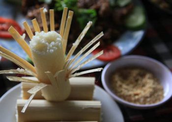 Món ăn cơm lam đến từ núi rừng nay đã trở nên phổ biến ở thành thị