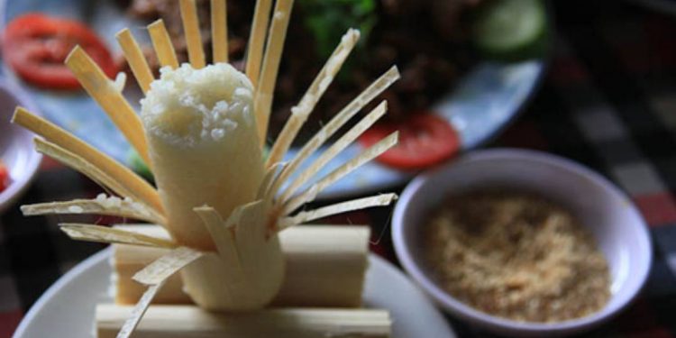 Món ăn cơm lam đến từ núi rừng nay đã trở nên phổ biến ở thành thị