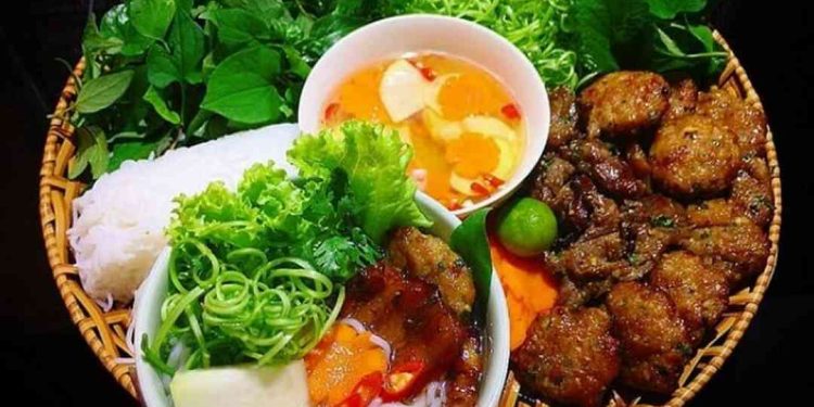 Quán bún chả Hà Nội ở TPHCM được nhiều người yêu thích