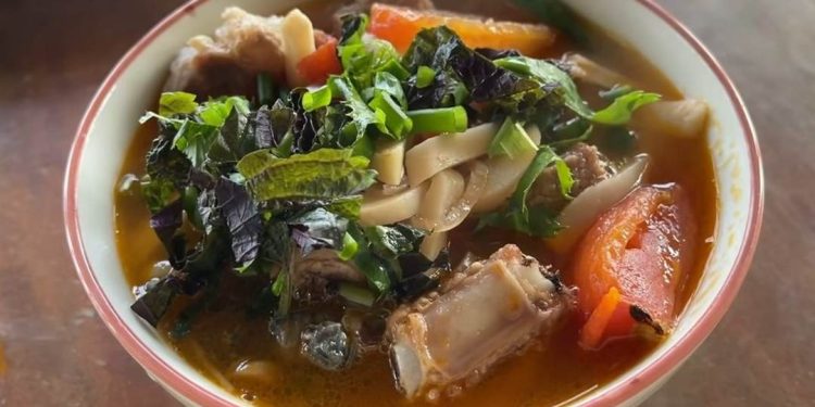 Bún ốc bươu sườn non với nước dùng đậm đà, ngọt thanh