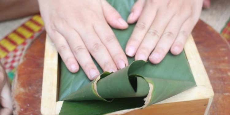 Cách gói bánh chưng bằng khuôn nhanh chóng, hiệu quả