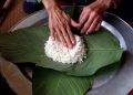Cách gói bánh chưng bằng lá dong và bảo quản món ăn