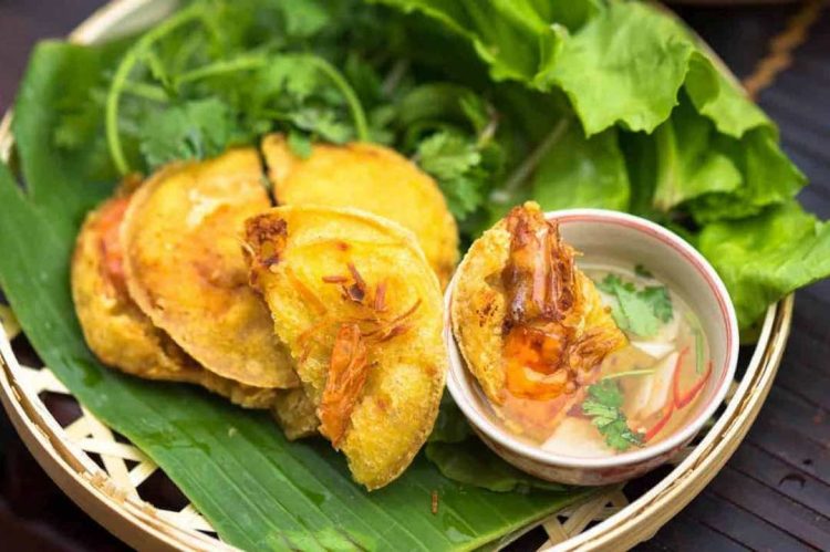 Bánh tôm Hồ Tây - Món ăn đặc sản được bạn trẻ yêu thích