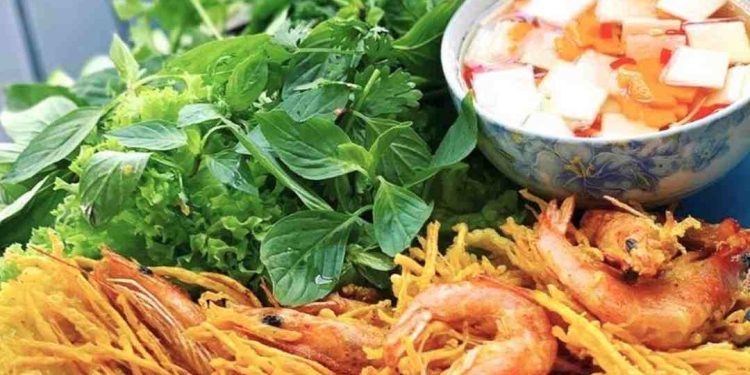 Bánh tôm Hồ Tây - Món ăn đặc sản được bạn trẻ yêu thích