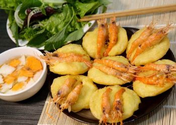 Cách làm món bánh tôm tại nhà từ nguyên liệu đơn giản